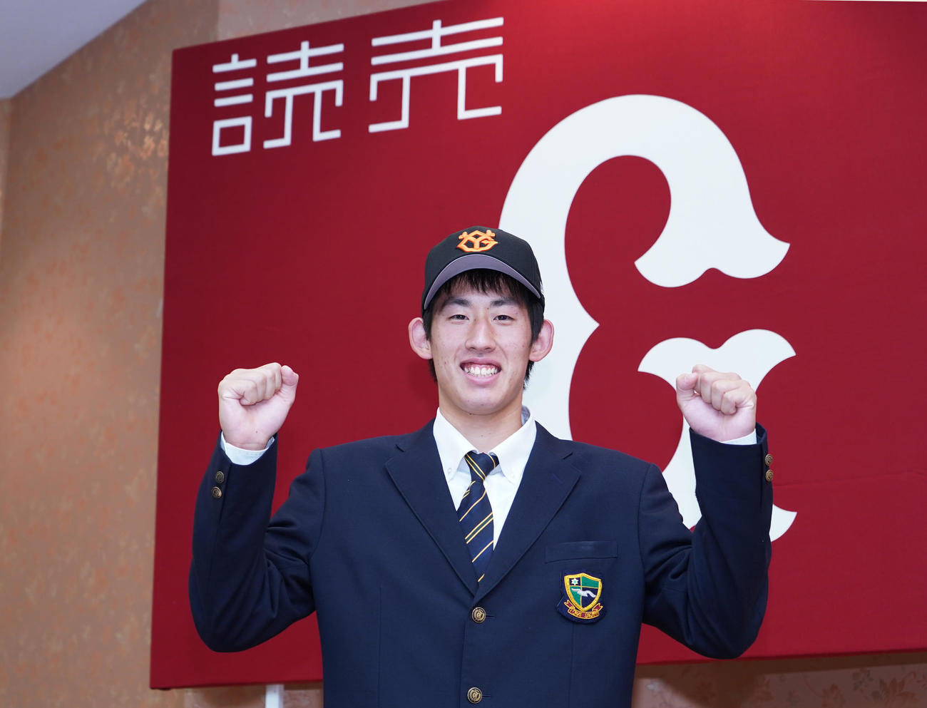 仮契約を終え、会見でポーズをとる巨人ドラフト4位の東海大相模・石田（撮影・菅敏）