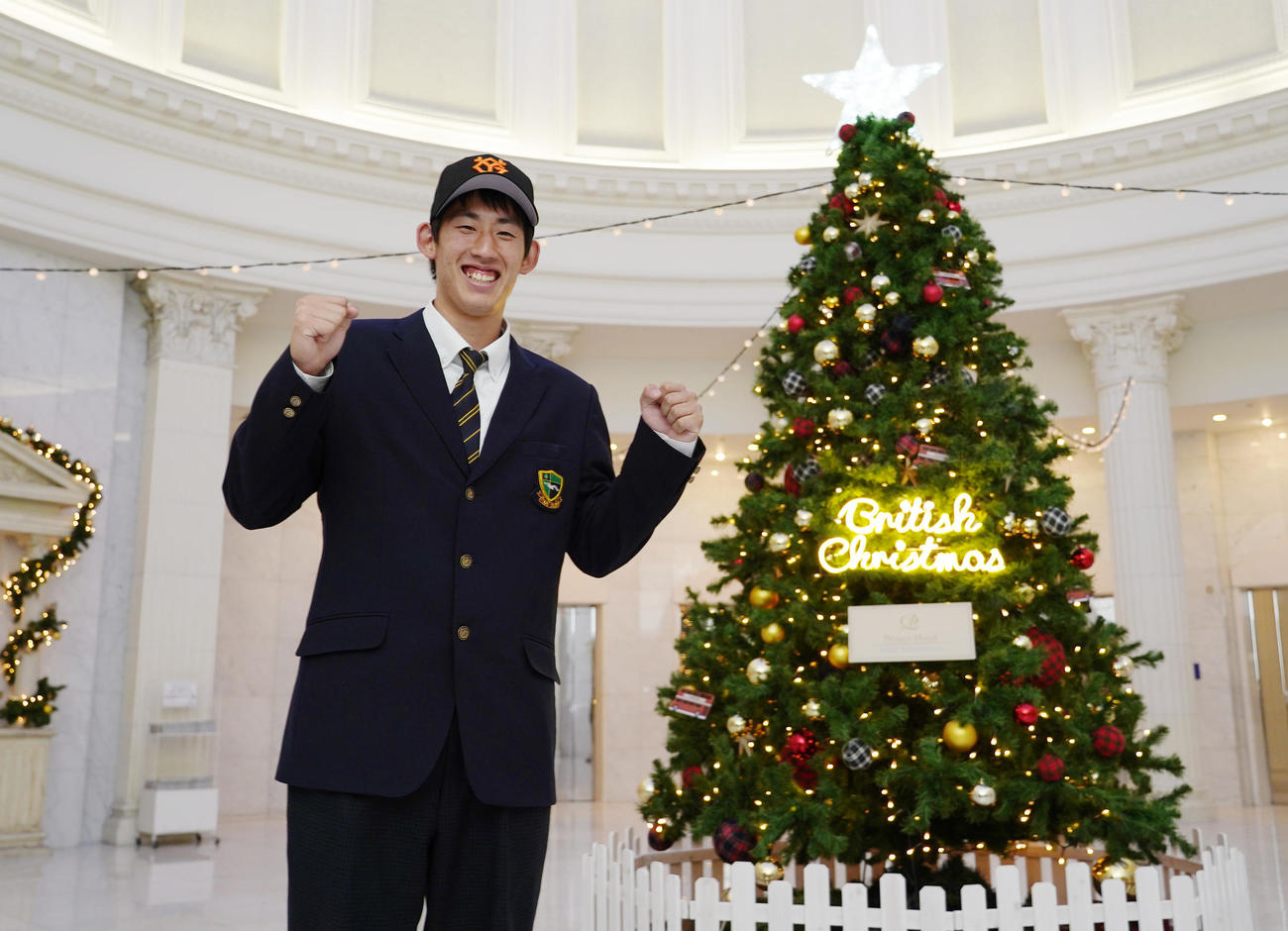 仮契約を終え、クリスマスツリーの前でポーズをとる巨人ドラフト4位の東海大相模・石田（撮影・菅敏）