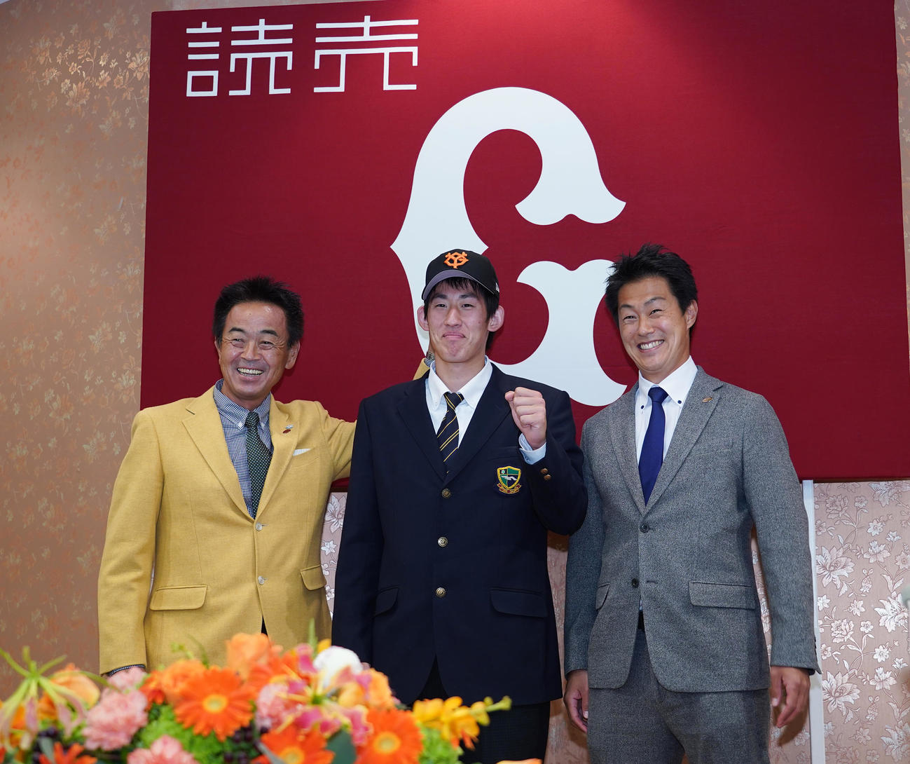 仮契約を終え、会見で笑顔を見せる巨人ドラフト4位の東海大相模・石田。左は水野スカウト部長、右は円谷スカウト（撮影・菅敏）