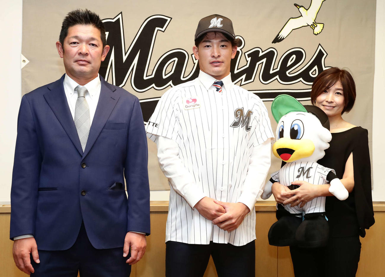 ロッテと仮契約を結び父親の真樹さん（左）、母親の和美さん（右）と写真に納まる池田（撮影・丹羽敏通）