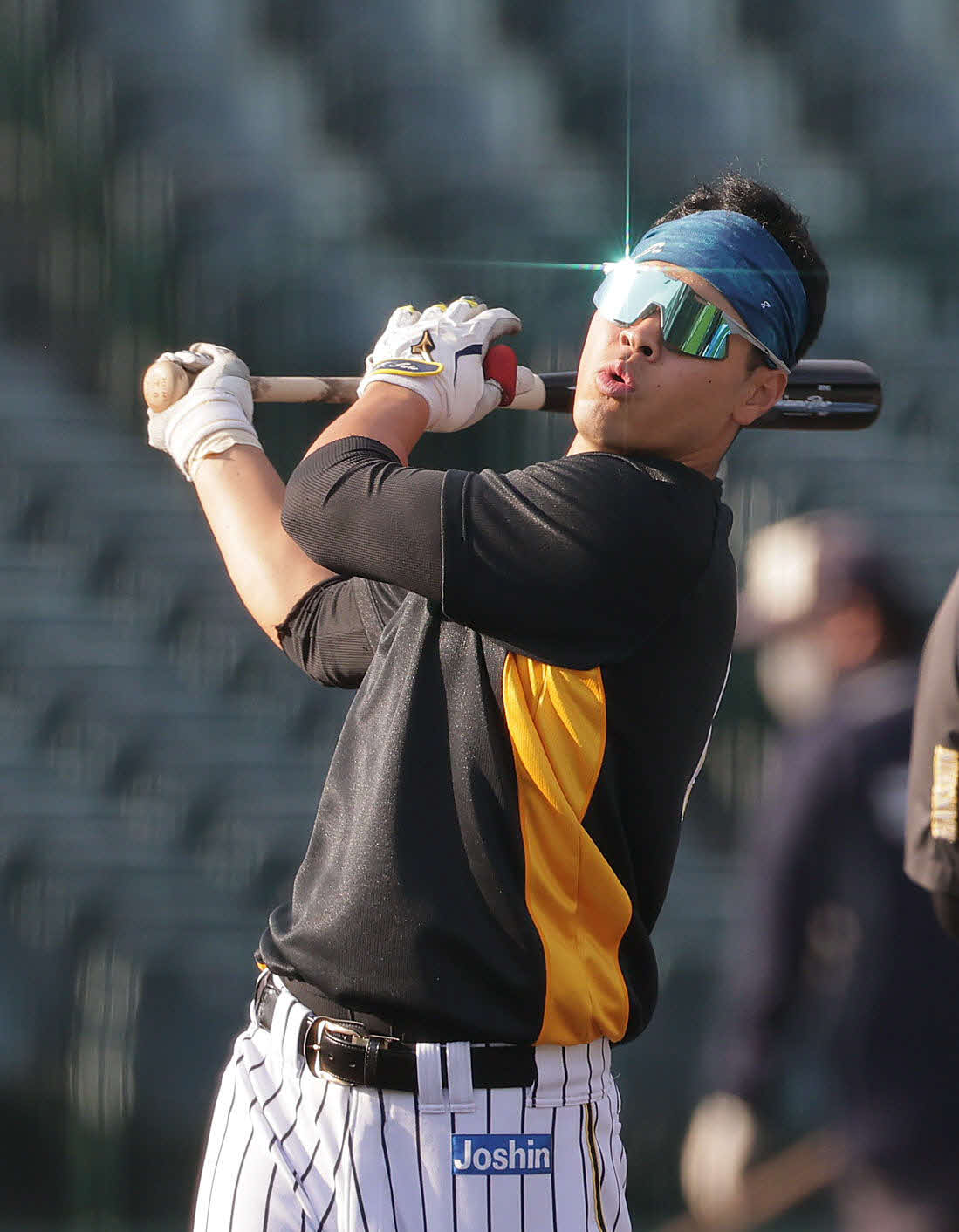 ロングティー打撃を行う阪神佐藤輝（撮影・清水貴仁）