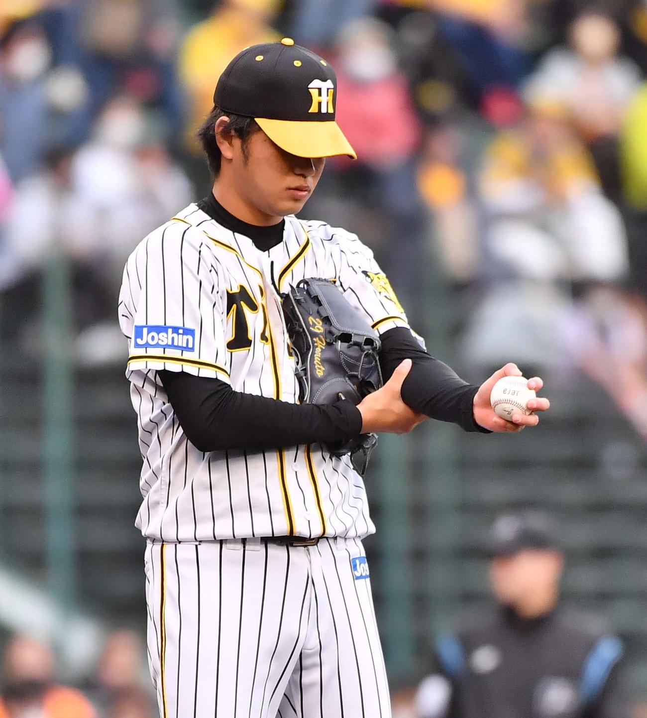 21年11月6日の阪神対巨人　6回、左肘を気にする阪神高橋（撮影・上田博志）