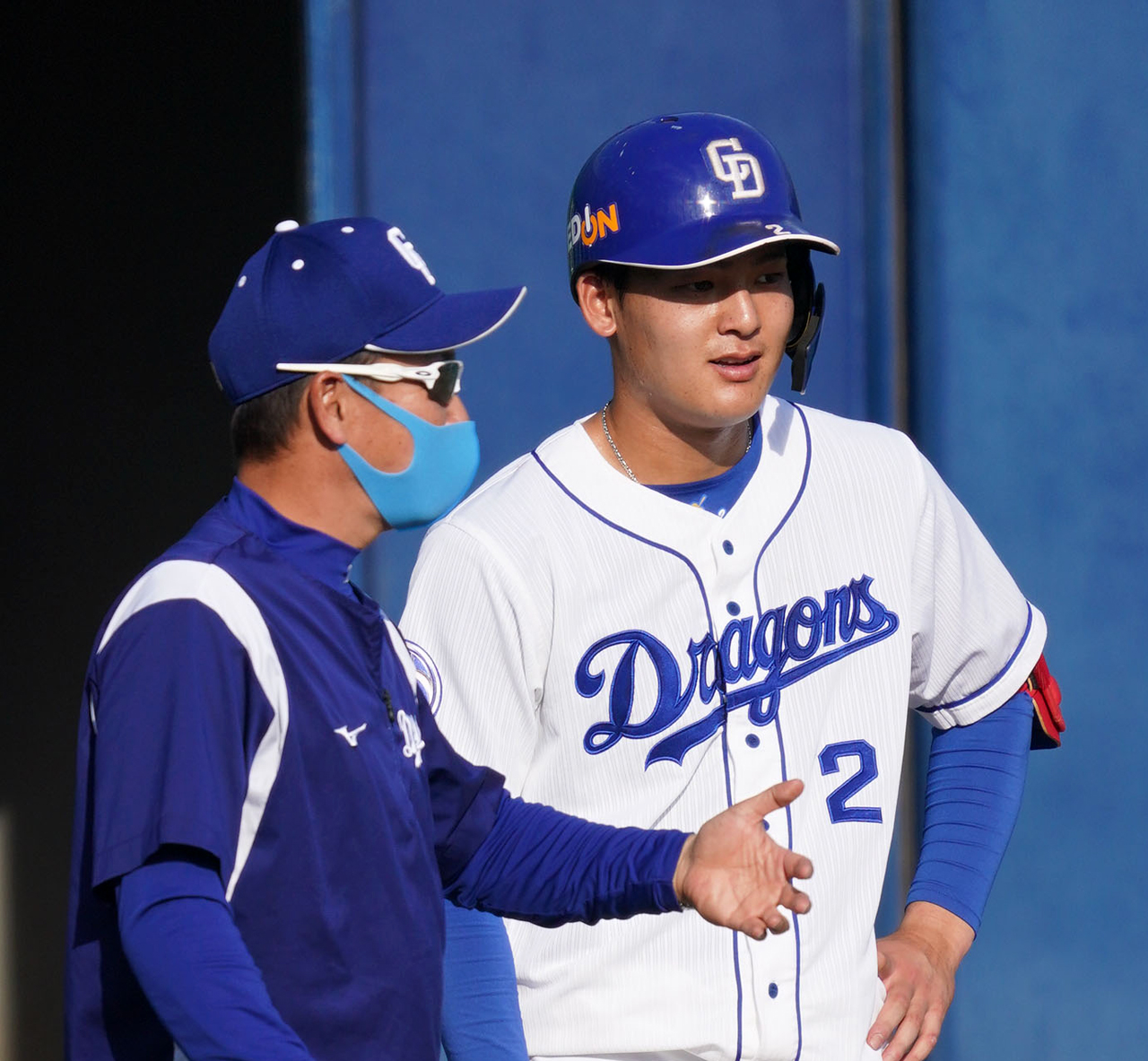 シート打撃練習で中越え二塁打を放った石川昂（右）は立浪監督からアドバイスを受ける（撮影・森本幸一）