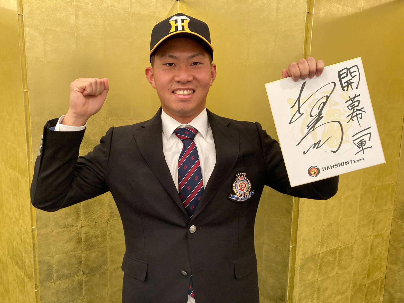 仮契約を結び笑顔をみせる阪神ドラフト3位の桐敷（阪神球団提供）