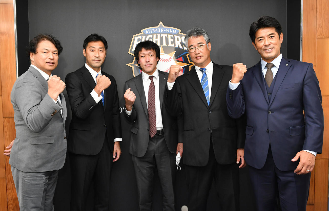 日本ハム2軍監督コーチ就任会見でポーズをとる、左から川名育成コーチ、伊藤育成コーディネーター兼投手コーチ、多田野投手コーチ、木田監督、稲葉GM