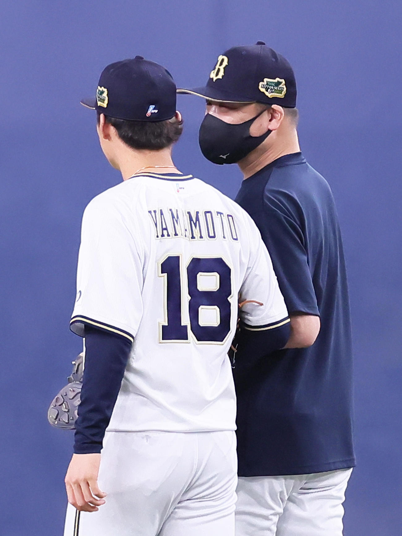 全体練習前、オリックス山本（左）に笑顔で声をかける中嶋監督（撮影・足立雅史）
