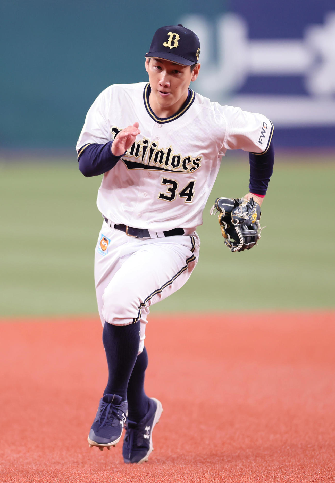 守備練習の合間に走塁を確認するオリックス吉田正（撮影・足立雅史）