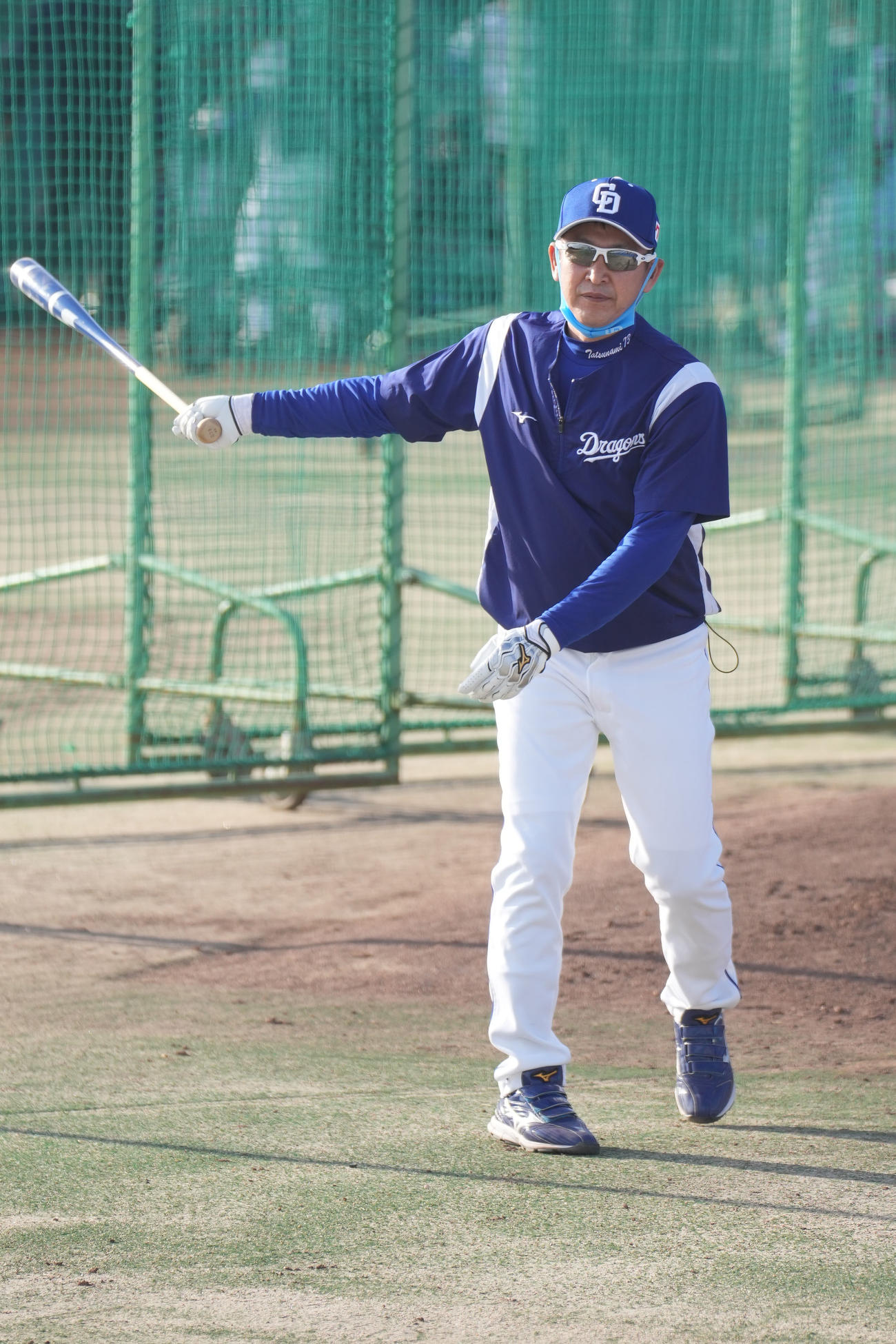 中日秋季キャンプ　石橋にノックをする立浪監督（撮影・森本幸一）