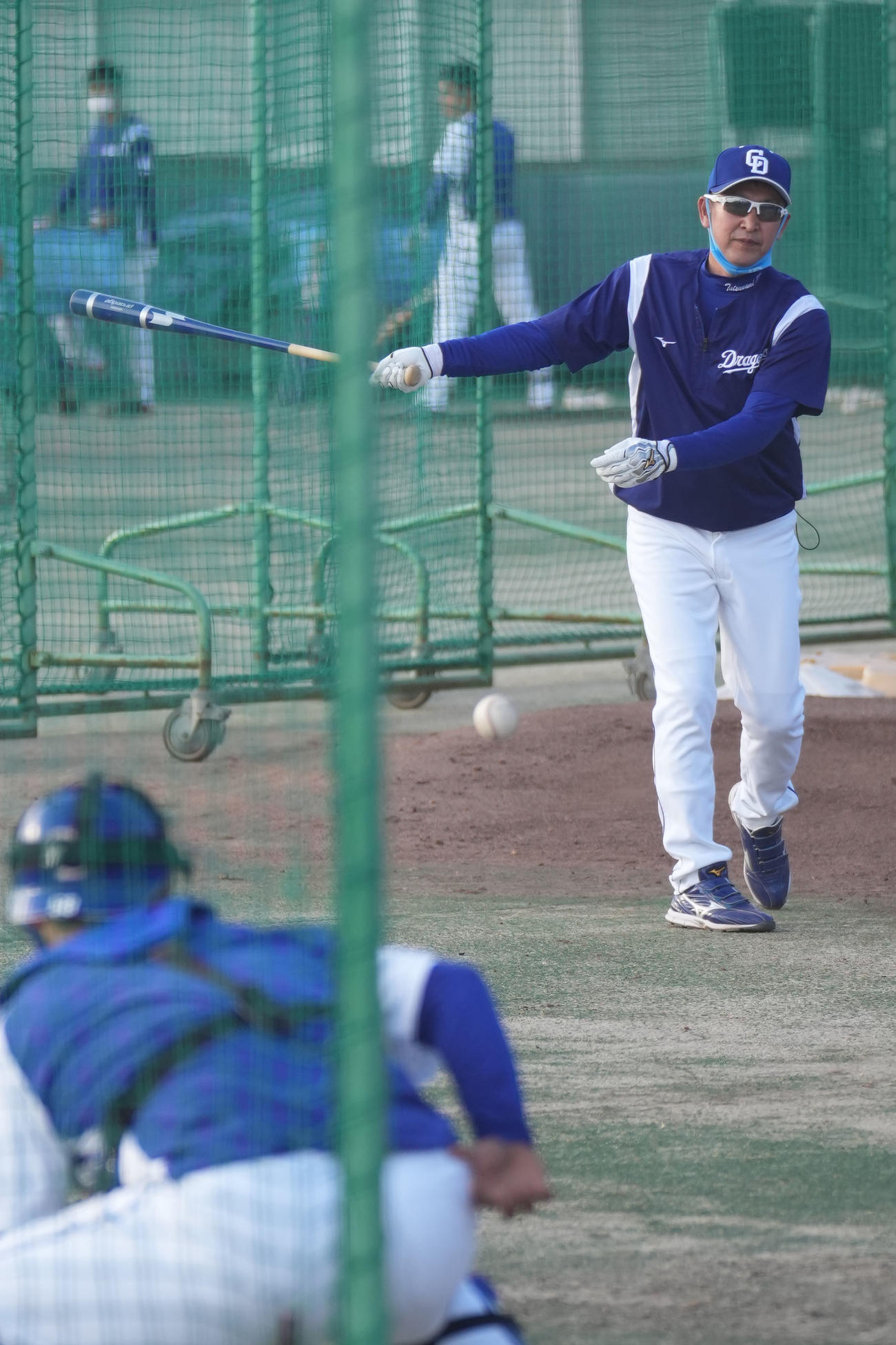 石橋（手前）にノックをする中日立浪監督（撮影・森本幸一）