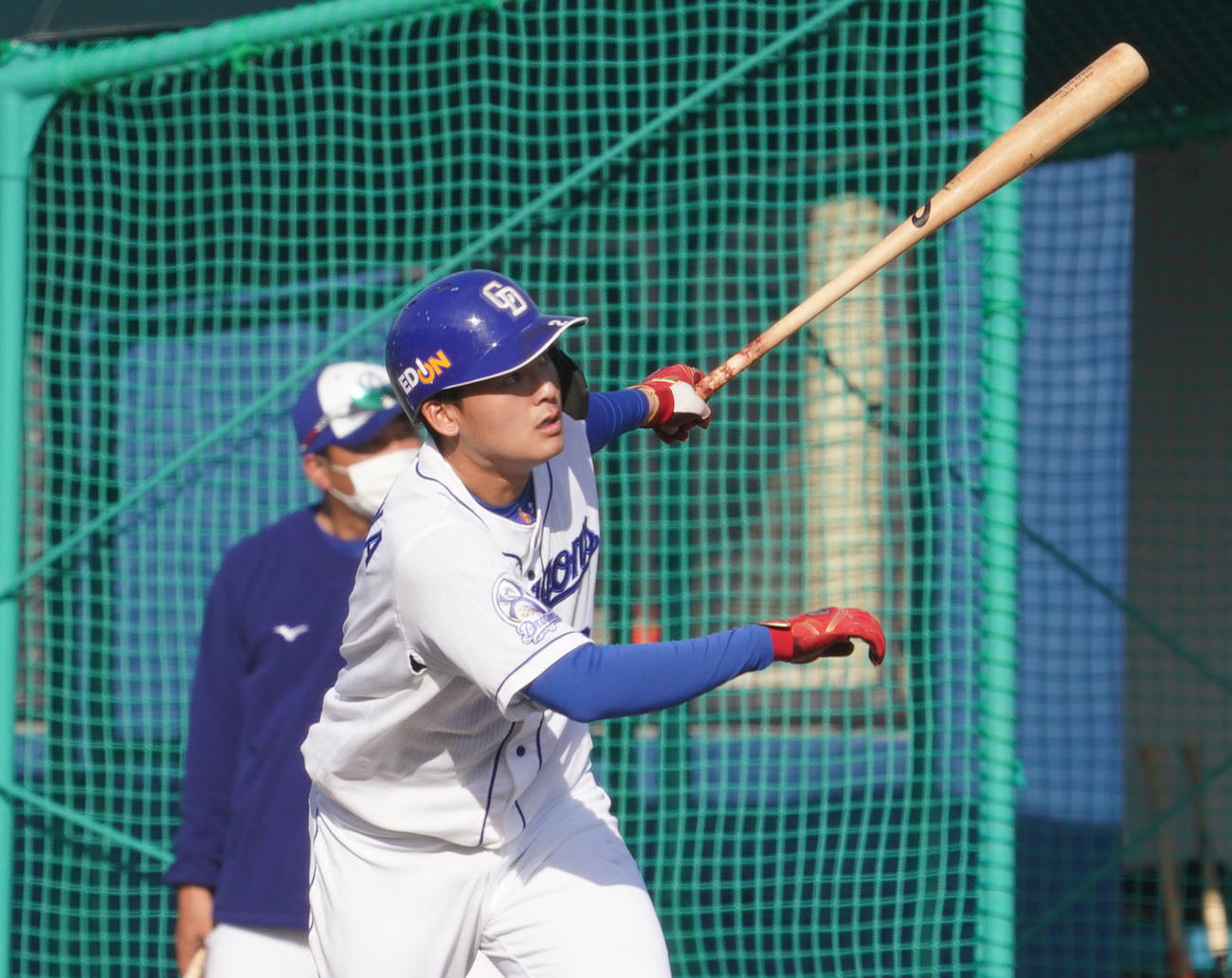 シート打撃練習で中越え二塁打を放つ中日石川昂弥（撮影・森本幸一）