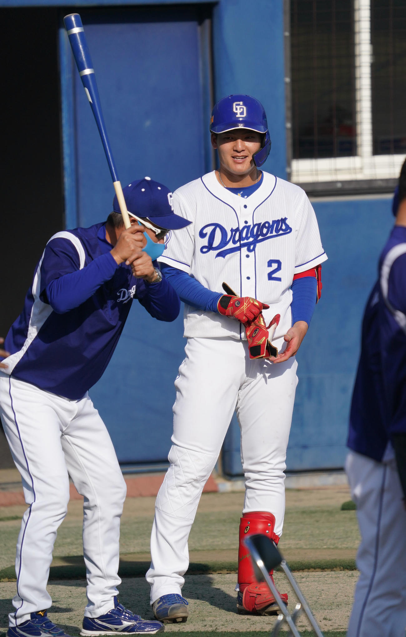 シート打撃練習で中越え二塁打を放った石川昂（右）は立浪監督からアドバイスを受ける（撮影・森本幸一）