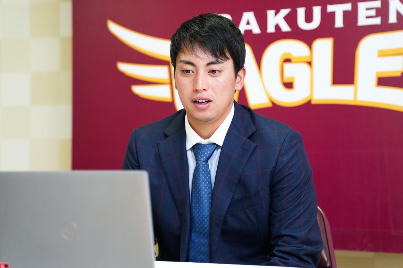 契約更改を終え、オンラインで会見する楽天小郷（球団提供）