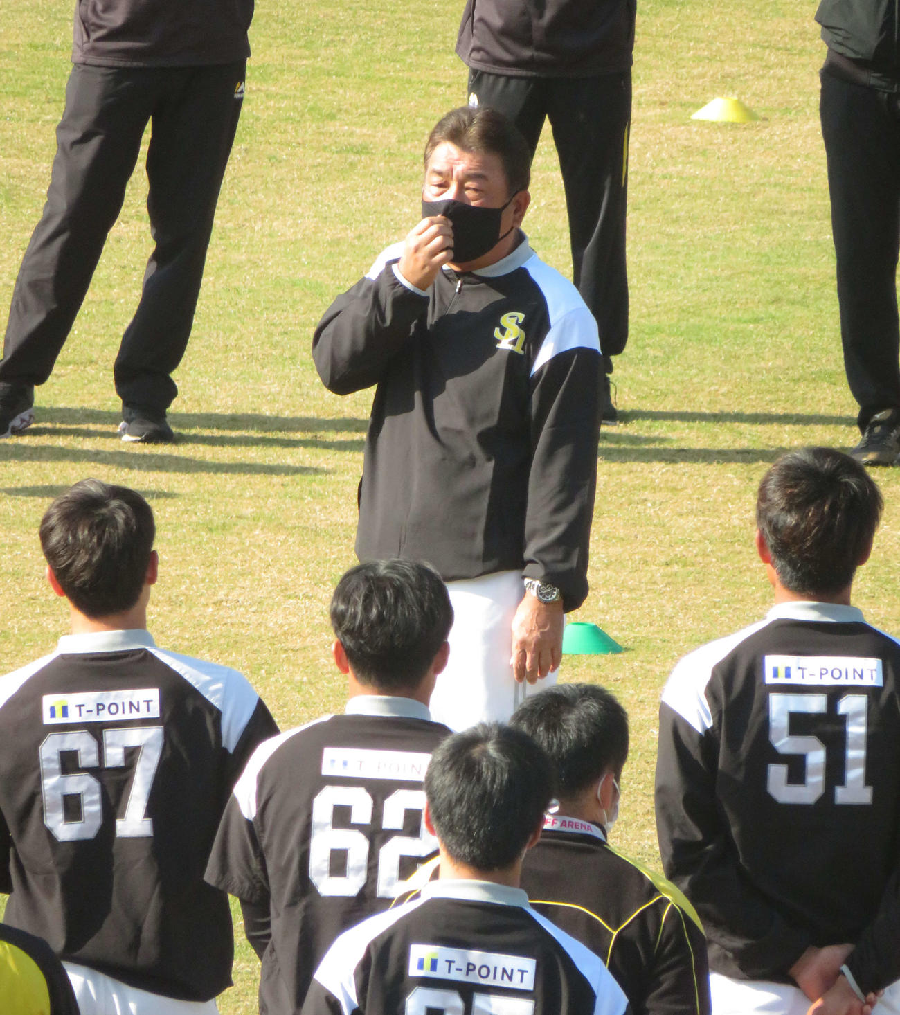 練習前の円陣で選手たちに話すソフトバンク藤本監督