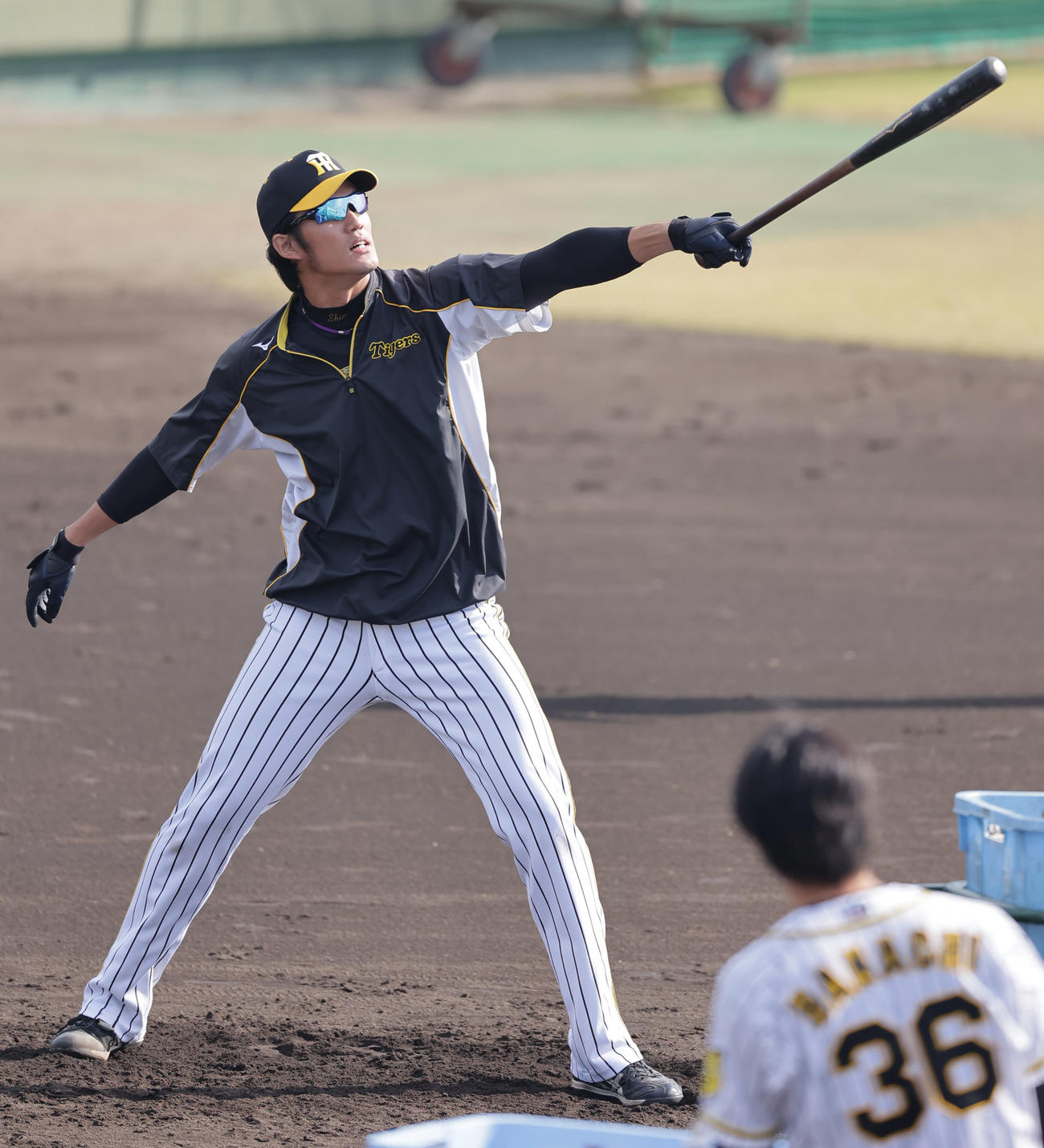 ロングティーを行う阪神藤浪（撮影・清水貴仁）
