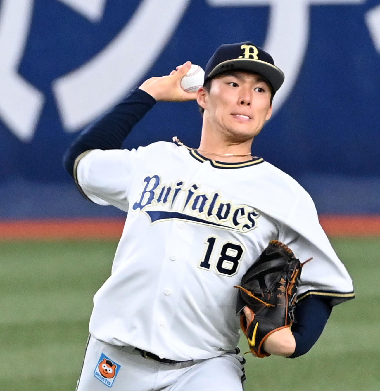 キャッチボールをするオリックス山本（撮影・前岡正明）