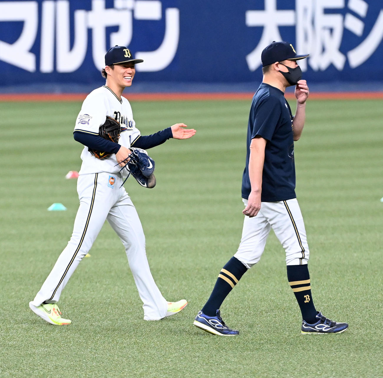 練習前に中嶋監督（右）と笑顔で話す山本（撮影・前岡正明）