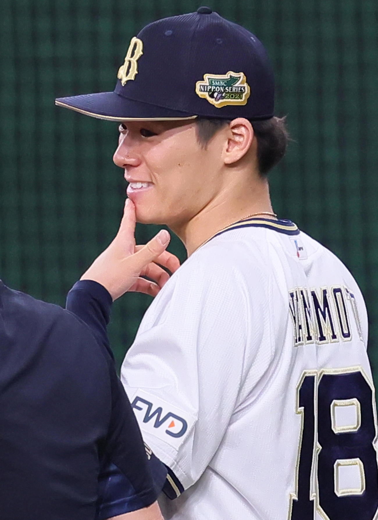 笑顔で練習に臨むオリックス山本（撮影・足立雅史）