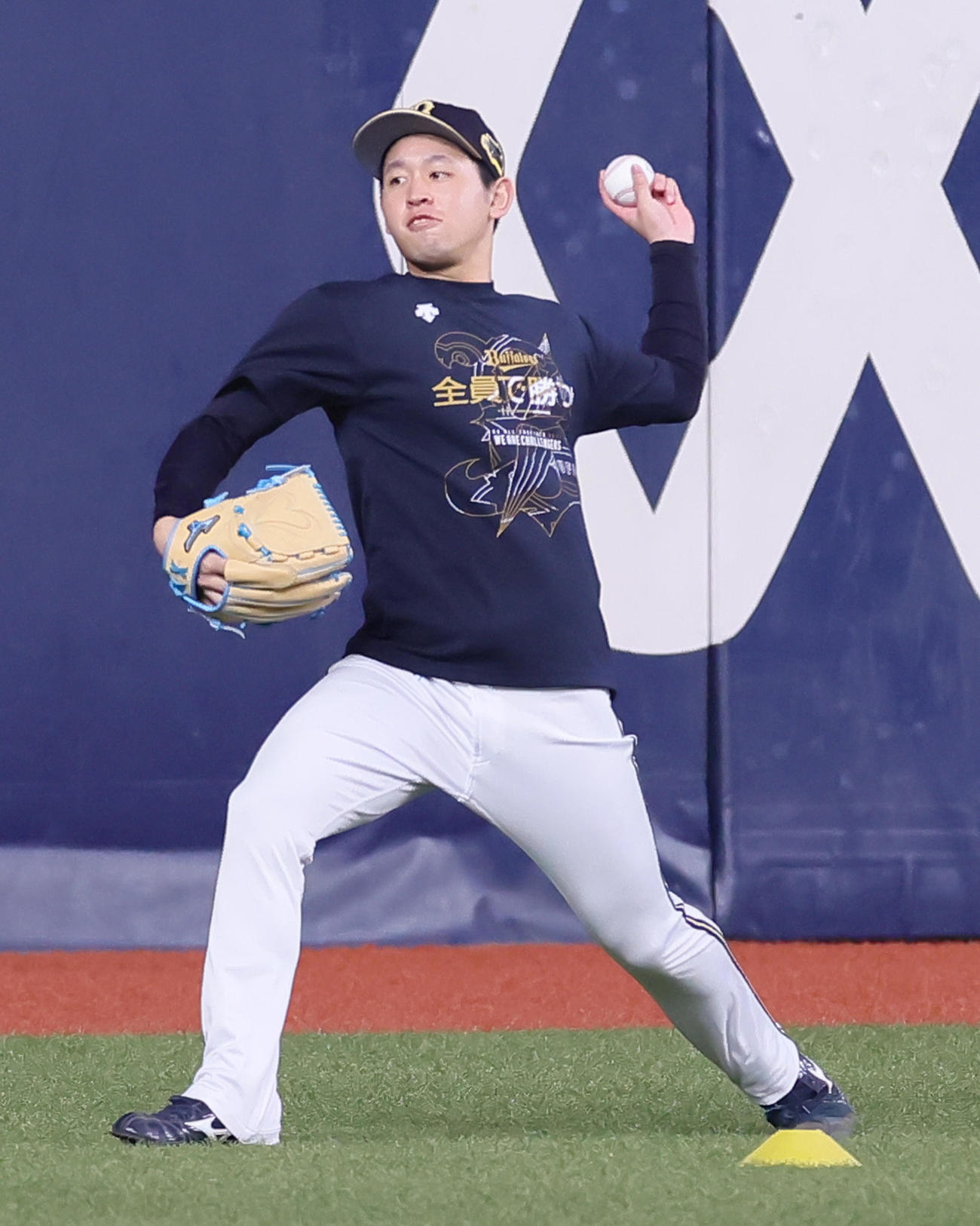 キャッチボールするオリックス宮城（撮影・足立雅史）