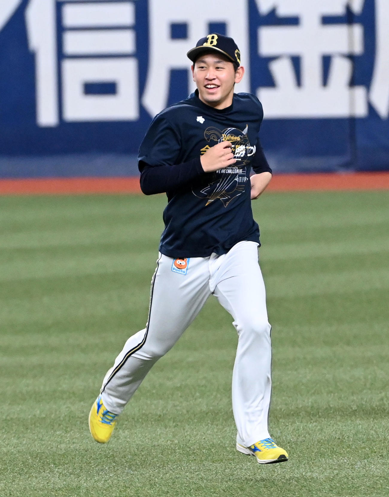 笑顔で練習を行う宮城（撮影・前岡正明）