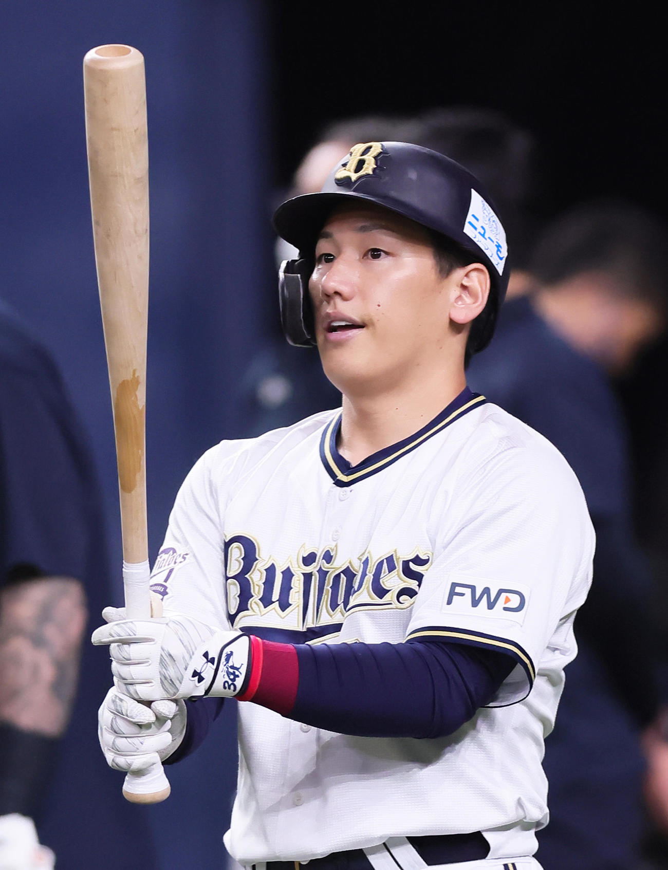 バットを見つめるオリックス吉田正（撮影・足立雅史）
