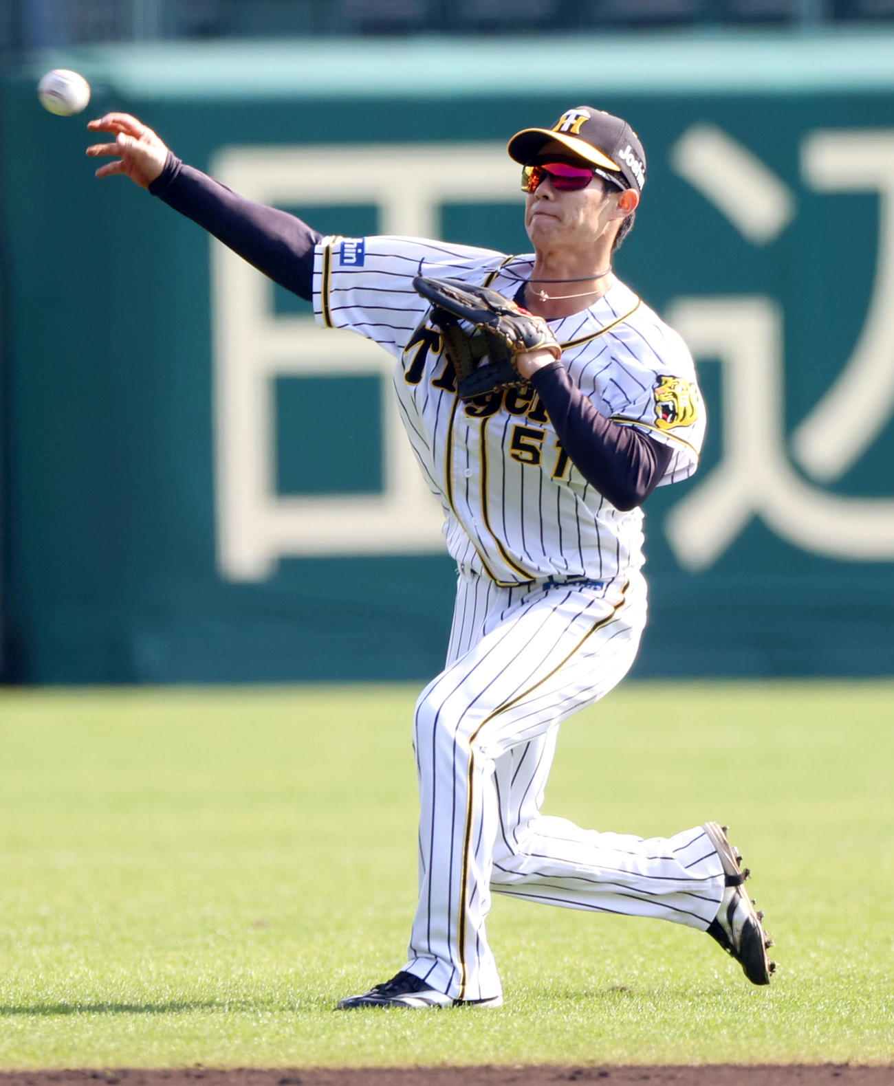 シートノックで送球する中野（撮影・上山淳一）