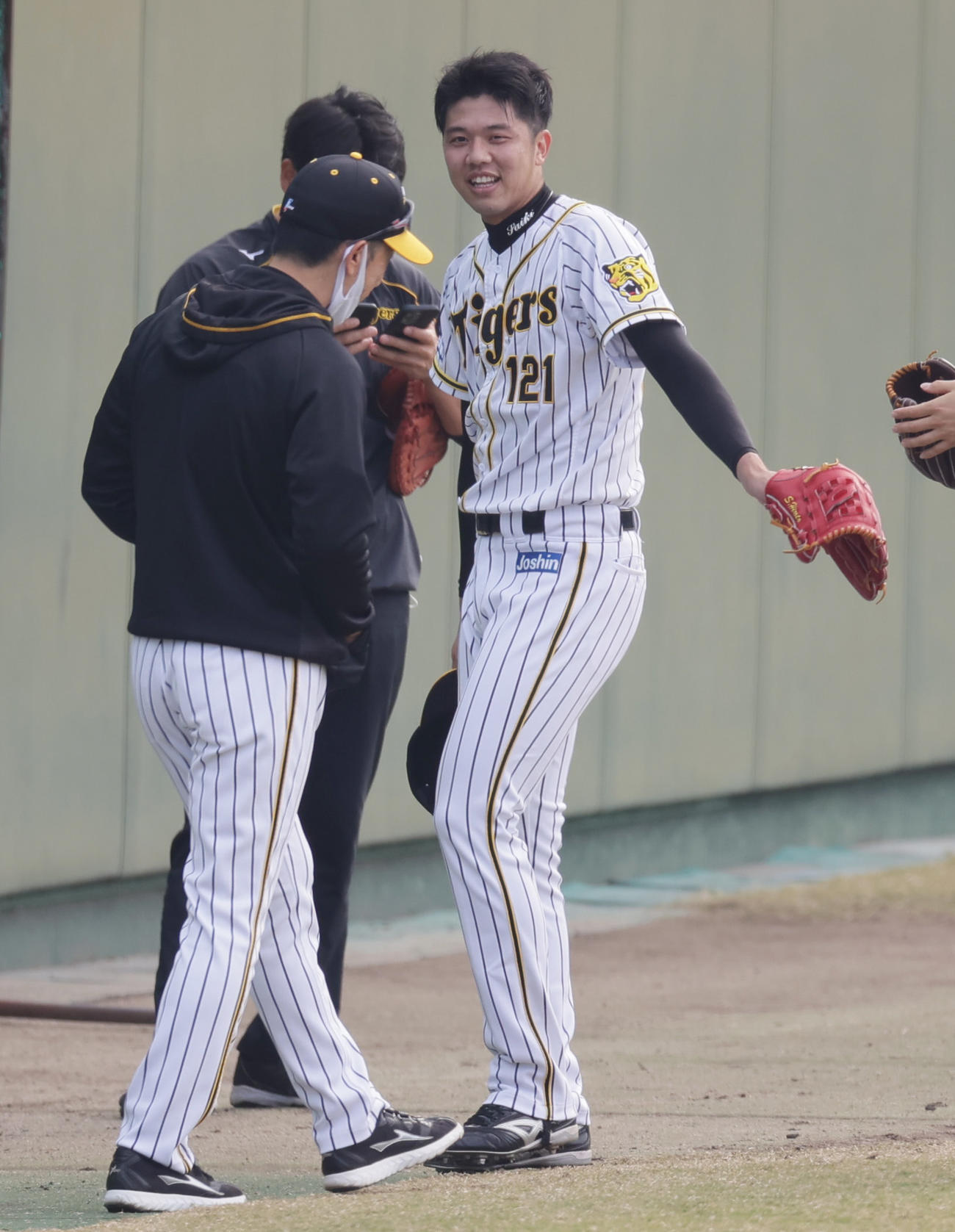 阪神矢野監督（左）に声をかけられ笑顔をみせる才木（撮影・清水貴仁）