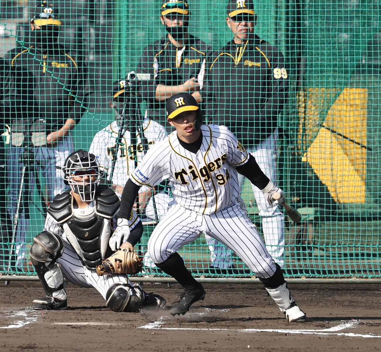 シート打撃練習で左前打を放つ原口（撮影・加藤哉）