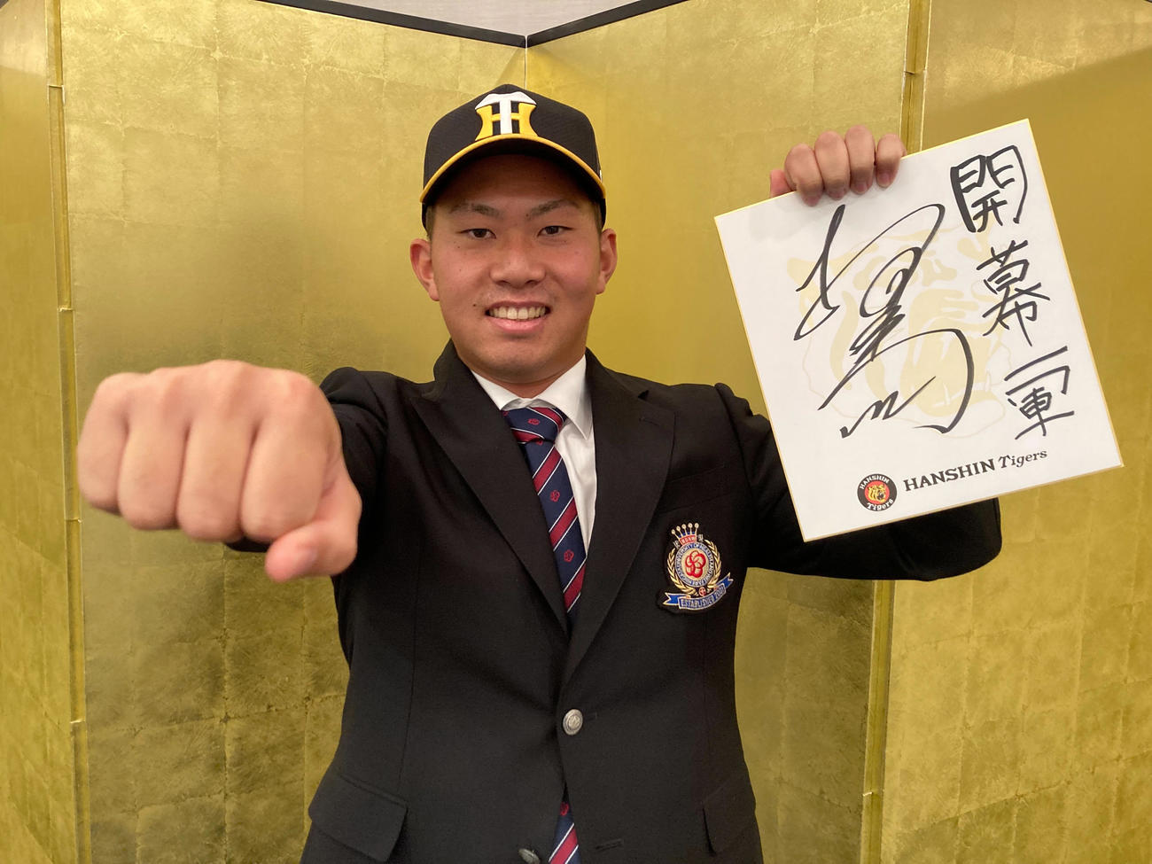 仮契約を結び笑顔をみせる阪神ドラフト3位の新潟医療福祉大・桐敷（球団提供）