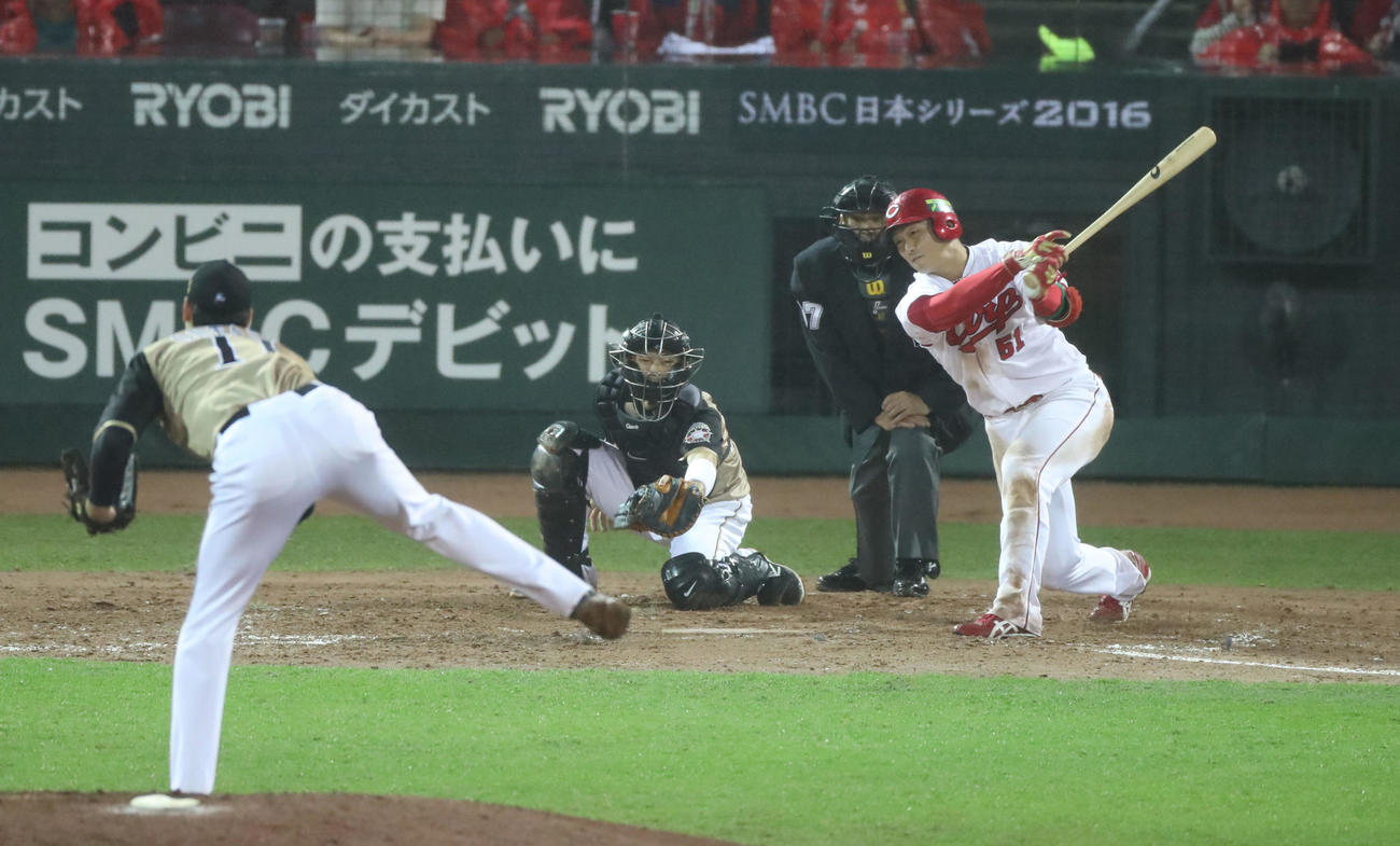 16年10月、日本シリーズ第1戦で大谷の前に空振り三振に倒れる鈴木誠