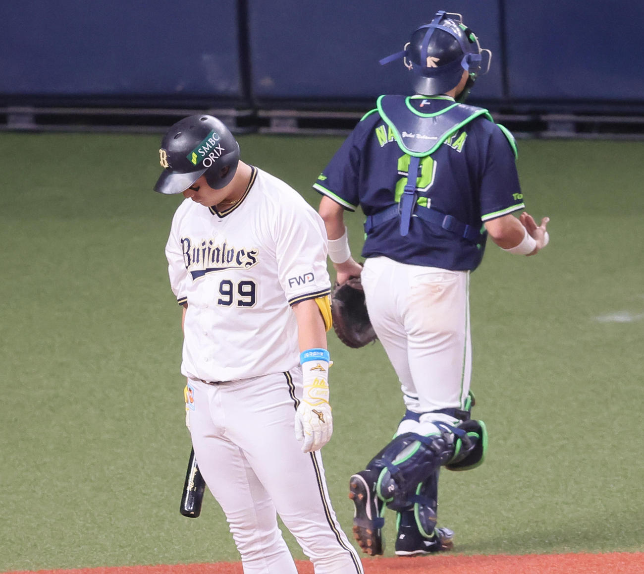 3回裏オリックス2死二塁、空振り三振に倒れた杉本（左）（撮影・足立雅史）