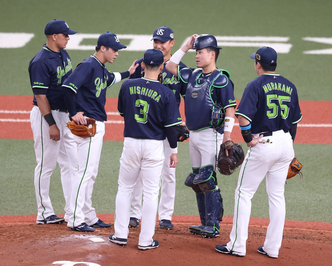 5回裏オリックス2死一、二塁、ピンチでマウンドに集まりヤクルト山田（左から2人目）から声をかけられ笑顔をみせる奥川（撮影・清水貴仁）