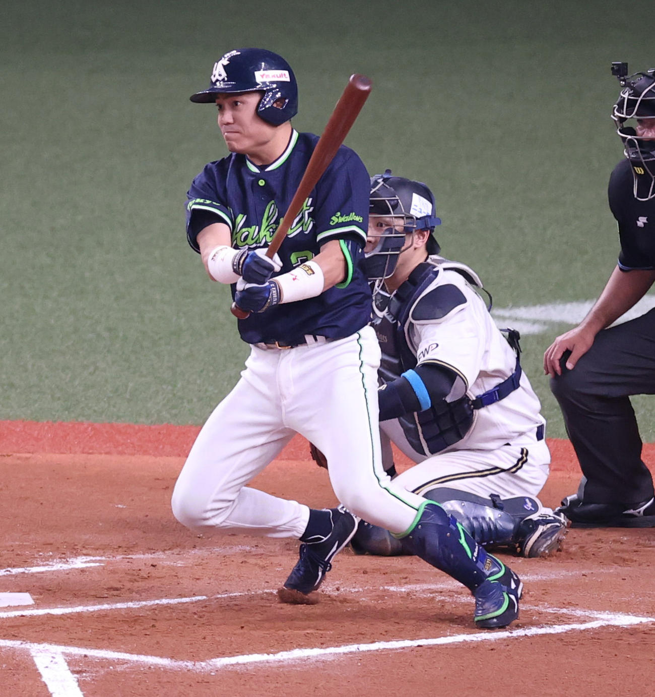 6回表ヤクルト1死一、二塁、中前へ先制適時打を放つ中村（撮影・清水貴仁）