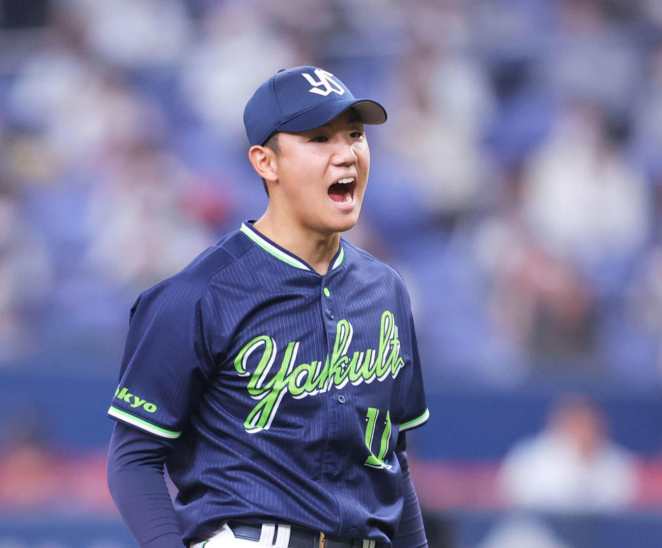 3回裏を抑え、雄たけびを上げる奥川（撮影・河田真司）