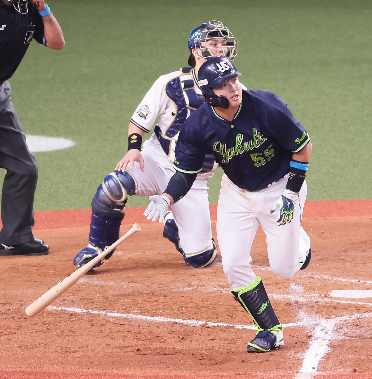 8回表ヤクルト無死一塁、村上は勝ち越しの2点本塁打を放つ（撮影・足立雅史）