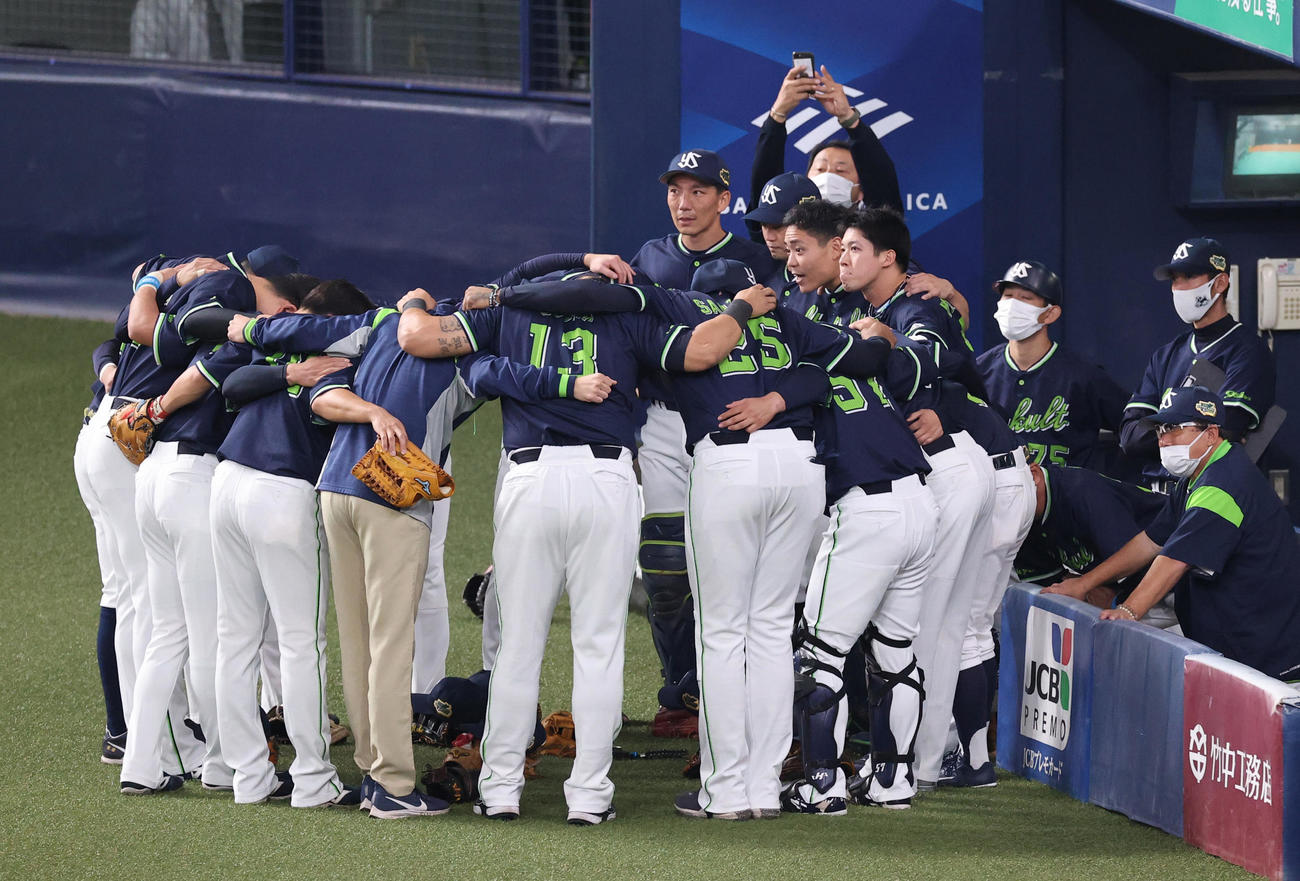 全員で肩組し試合前の円陣を行うヤクルトナイン（撮影・清水貴仁）