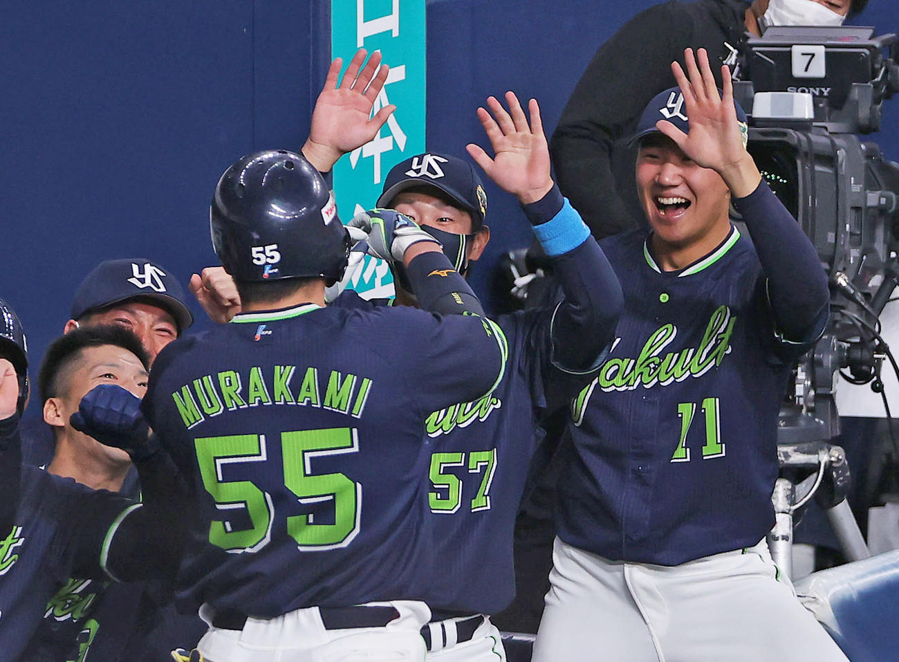 8回表ヤクルト無死一塁、勝ち越しの中越え2点本塁打を放った村上（手前）を笑顔で迎える奥川（右）ら（撮影・前田充）