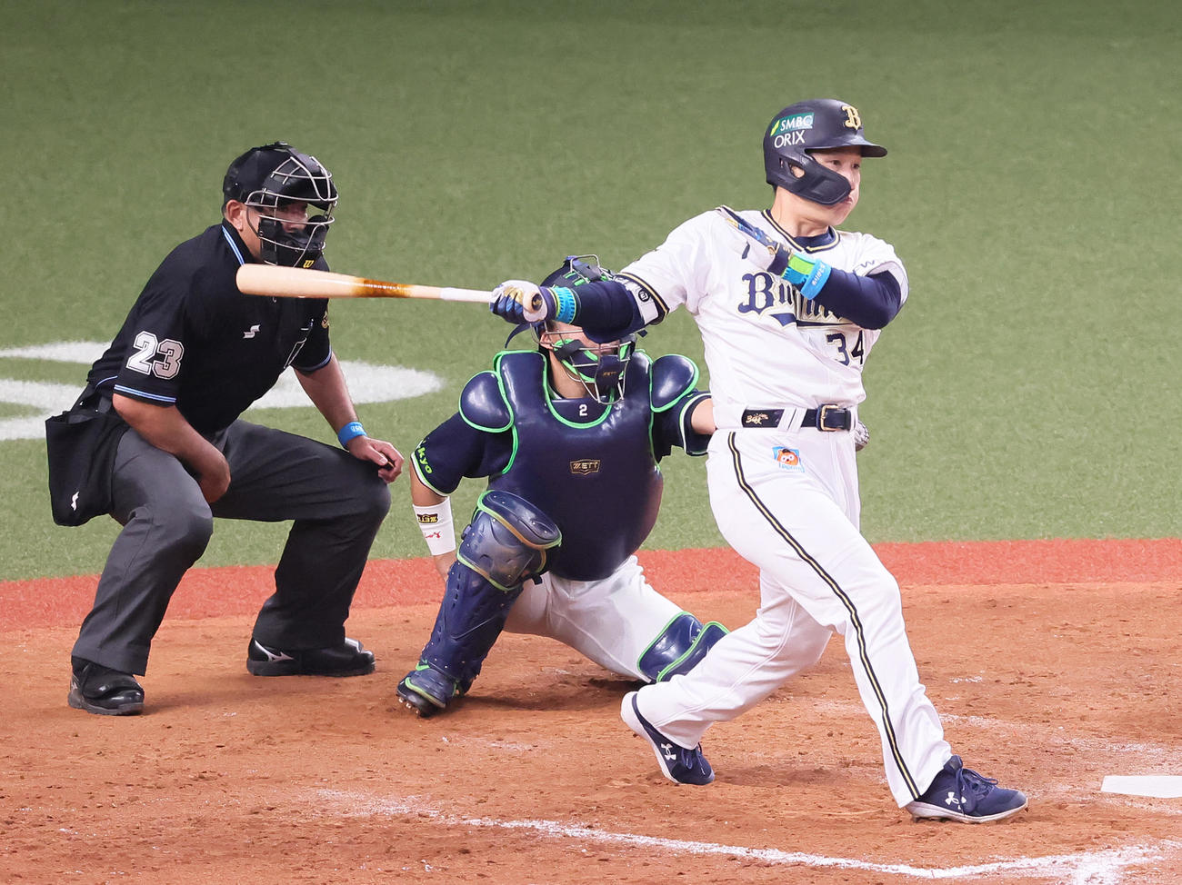 9回裏オリックス無死一、二塁、サヨナラ適時二塁打を放つ吉田正（撮影・足立雅史）
