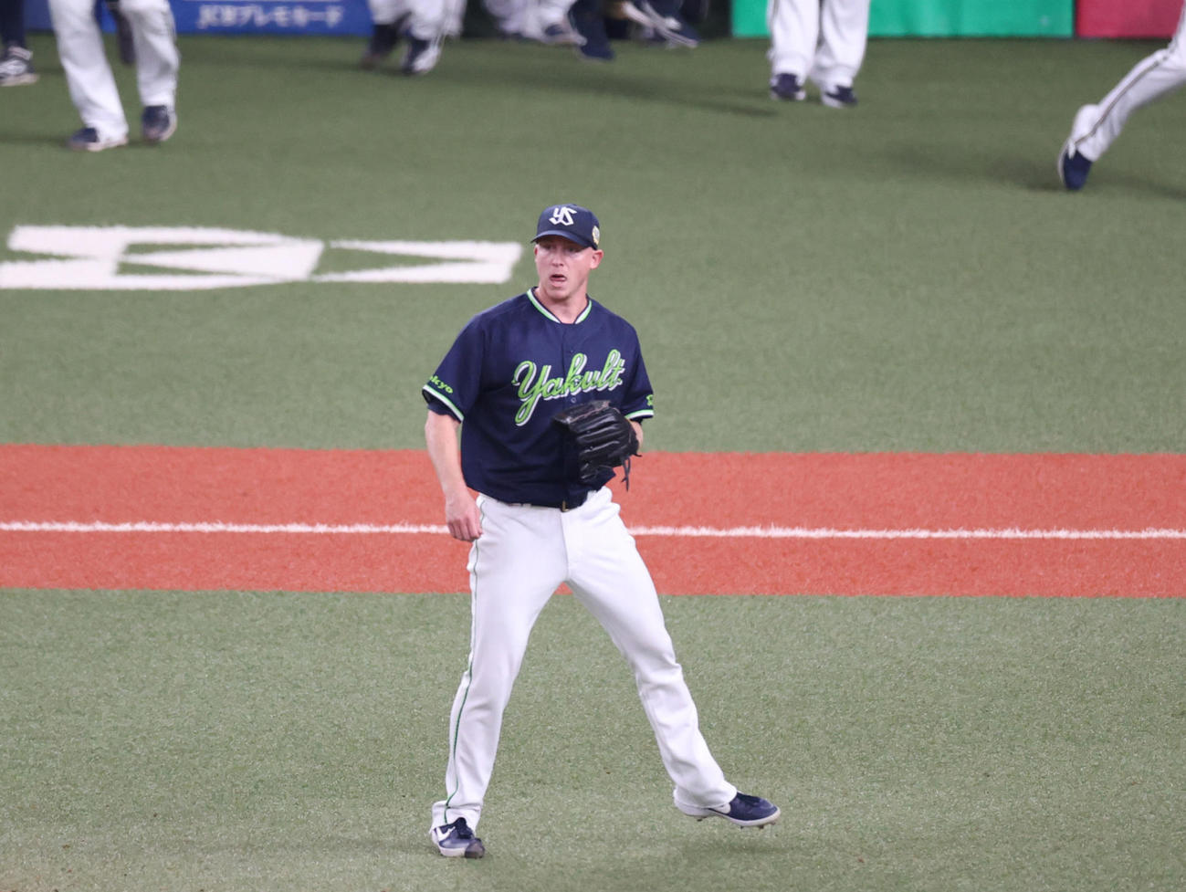 9回裏オリックス無死一、二塁、吉田正に中越えサヨナラ打を浴びぼう然とするヤクルトマクガフ（撮影・清水貴仁）