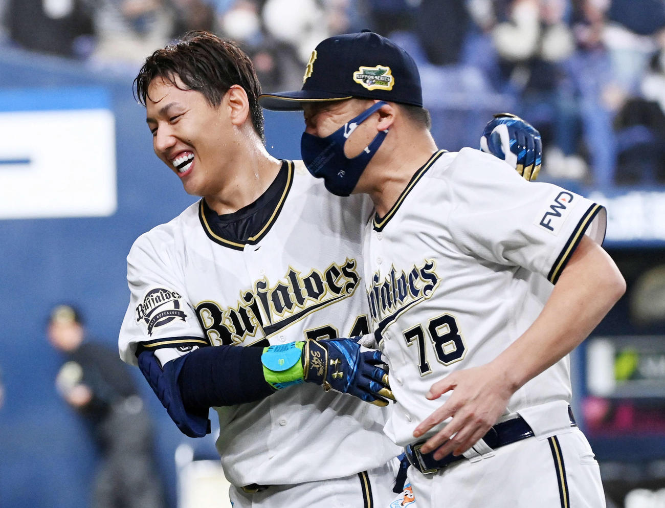 9回裏オリックス無死一、二塁、吉田正（左）はサヨナラの適時打を放ち中嶋監督の祝福を受ける（撮影・前岡正明）