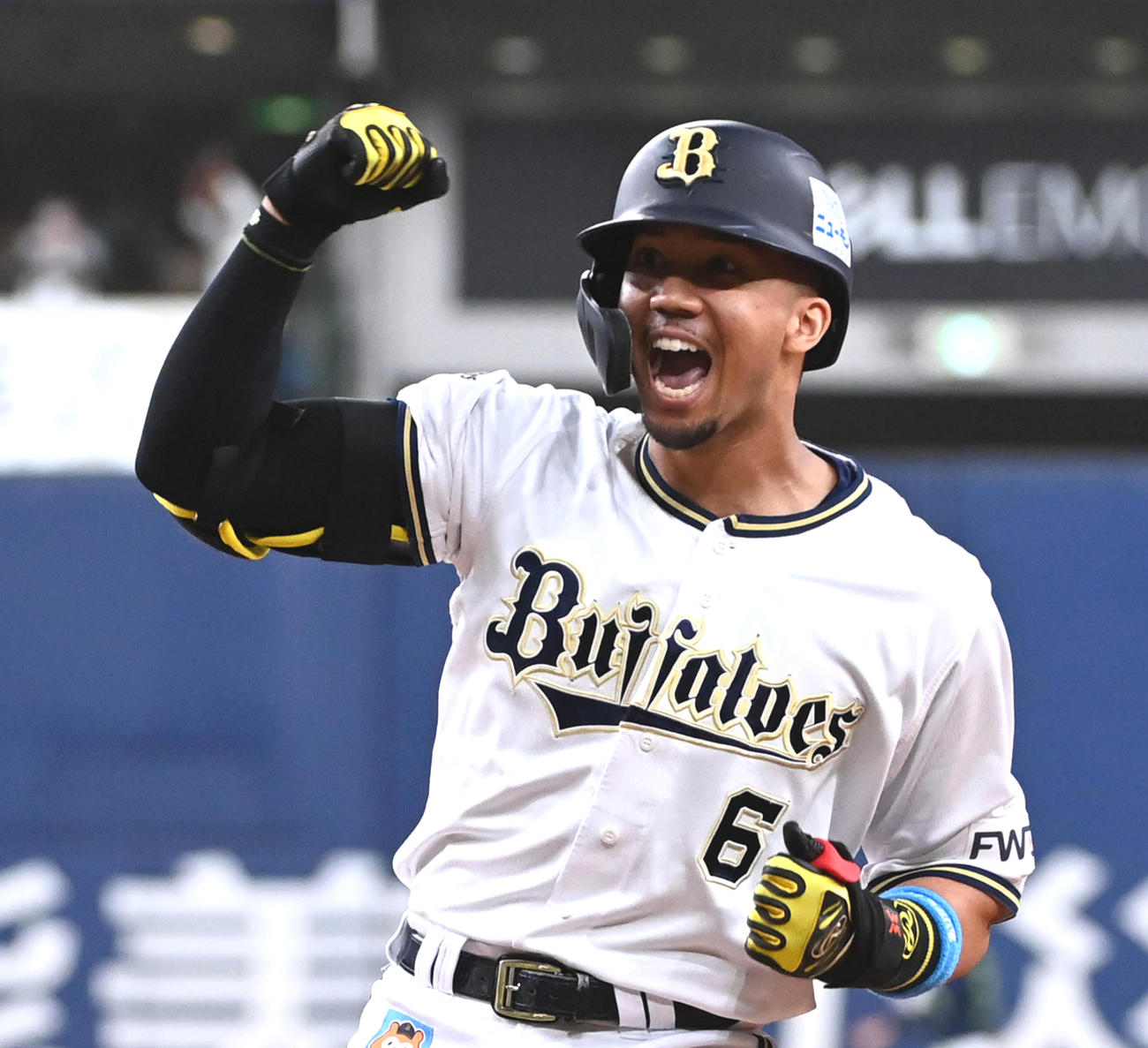 9回裏オリックス無死満塁、宗は中前同点適時打を放ちガッツポーズ（撮影・前岡正明）