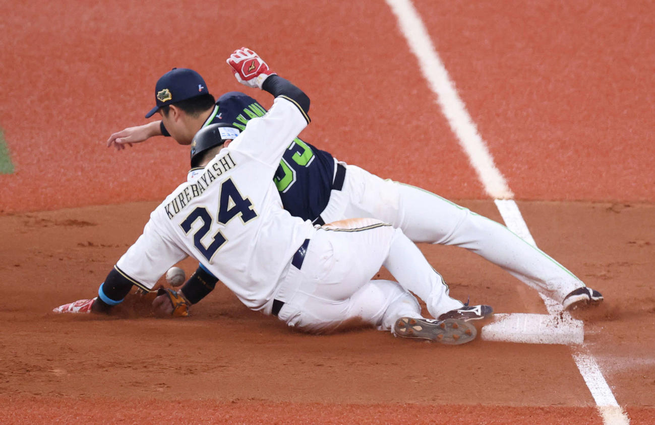 9回裏オリックス無死一、二塁、福田のバントを捕ったヤクルトマクガフが三塁送球もセーフで野選となる、三塁手村上（撮影・清水貴仁）