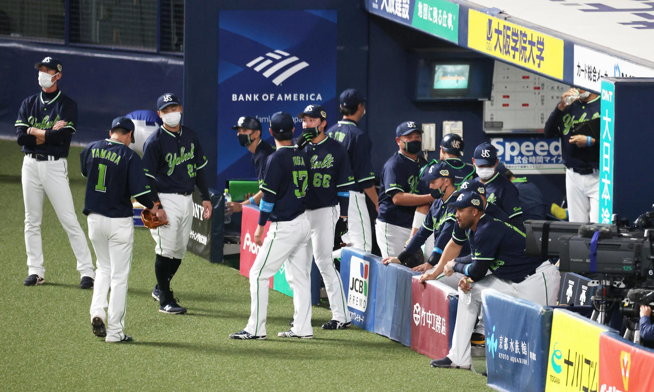 9回裏オリックス無死一、二塁、サヨナラ負けにぼうぜんとするヤクルトナイン（撮影・清水貴仁）
