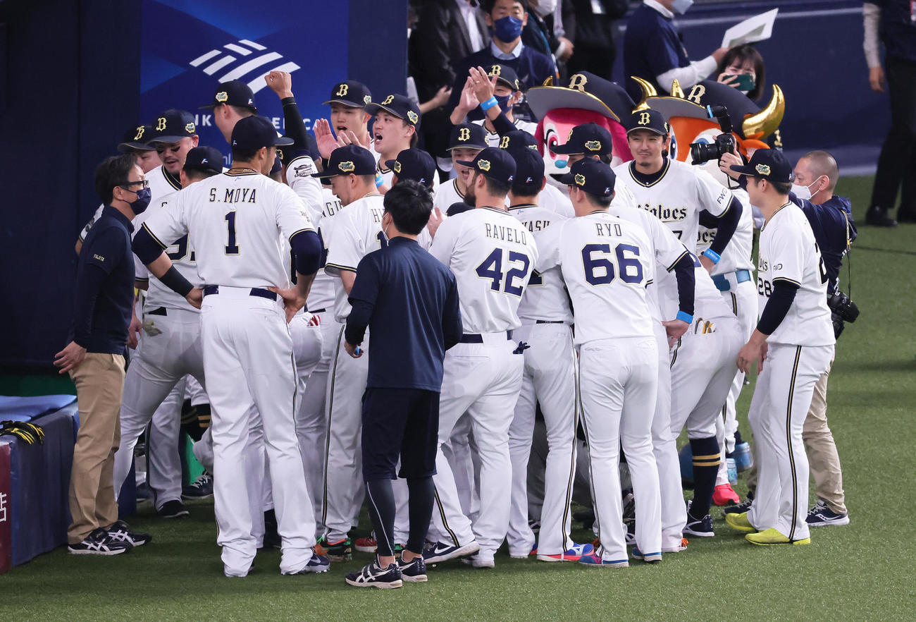 試合前、円陣を組むオリックスナインら（撮影・足立雅史）