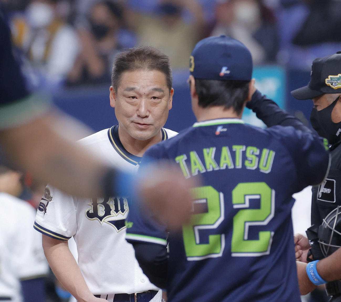 試合開始前、メンバー表を交換するオリックス中嶋監督（奥）とヤクルト高津監督（撮影・河田真司）