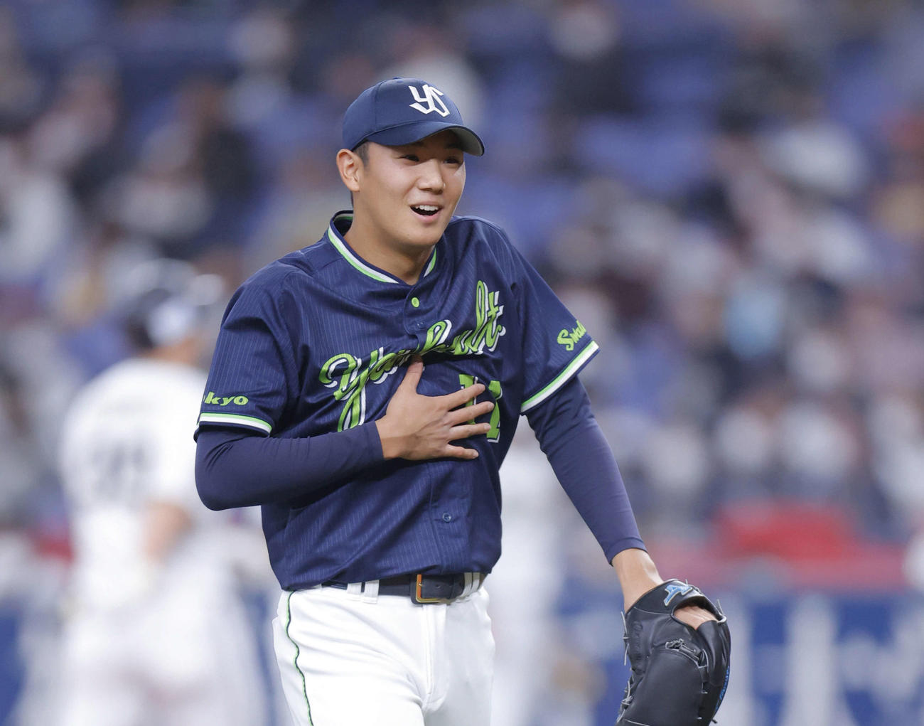1回裏を抑え、安堵の表情でベンチに戻る奥川（撮影・河田真司）