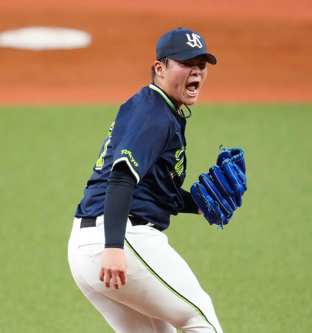8回裏オリックス2死一、二塁、ラベロを見逃しの三振に仕留め雄たけびを上げる清（撮影・江口和貴）