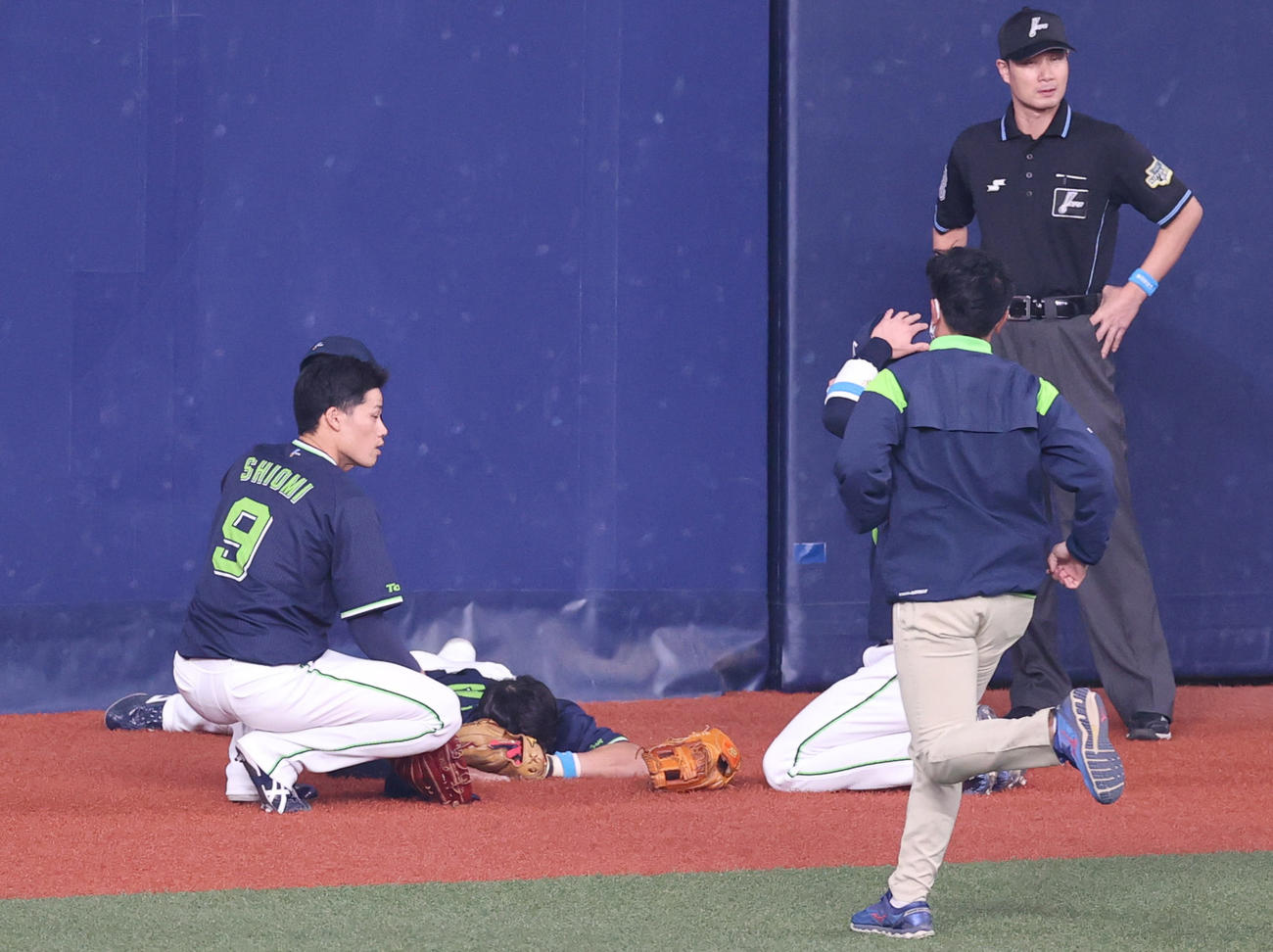 2回裏オリックス2死一、二塁、フェンスにぶつかりながら好捕した右翼手宮本はグラウンドに倒れ込む（撮影・清水貴仁）