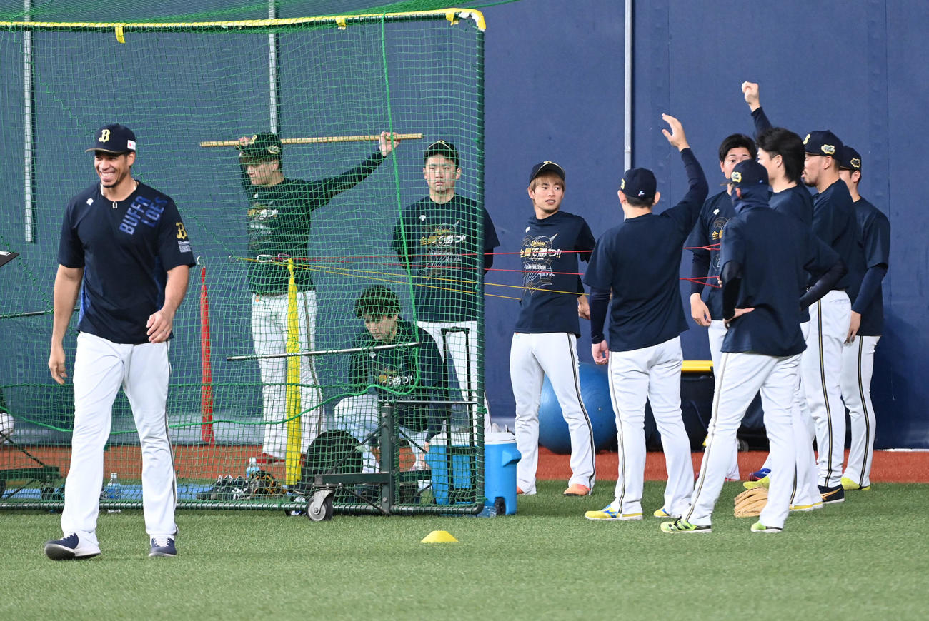 笑顔で野手陣へ合流に向かうモヤ（撮影・前岡正明）