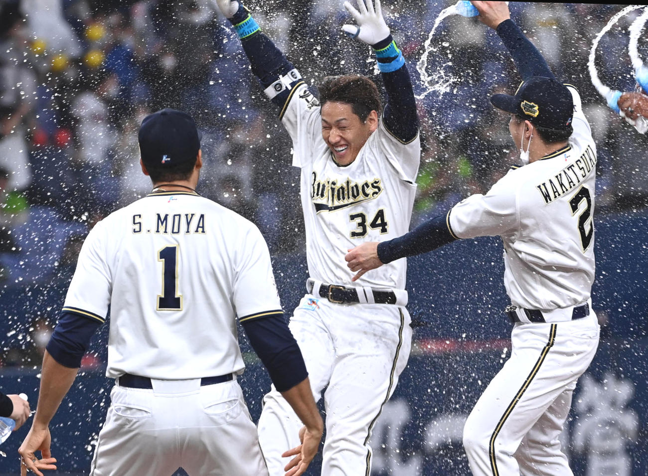 オリックス対ヤクルト　9回裏オリックス無死一、二塁、吉田正はサヨナラの適時二塁打を放ちナインの祝福を受ける（撮影・前岡正明）