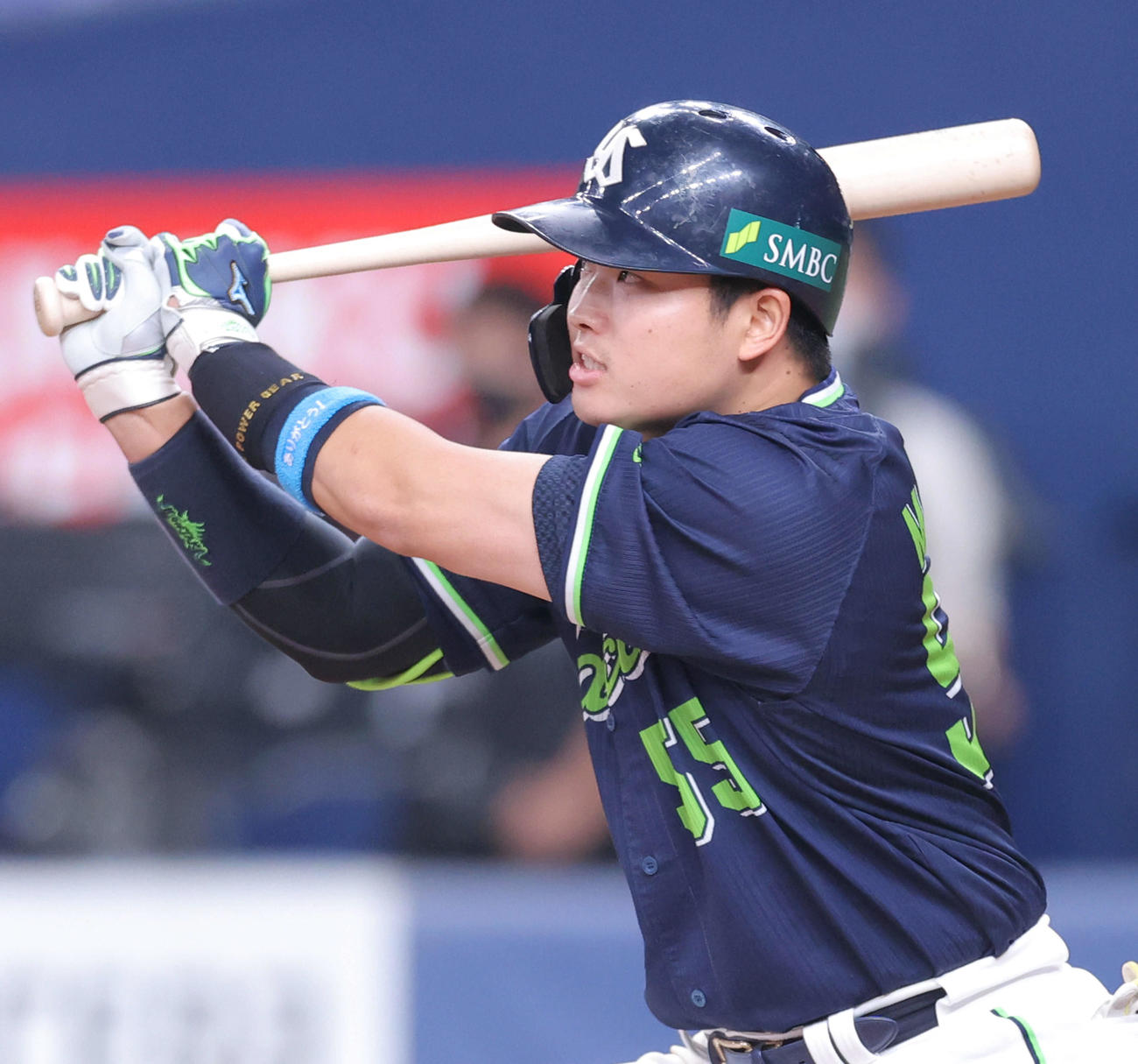 オリックス対ヤクルト　8回表ヤクルト無死一塁、中越え2点本塁打を放つ村上（撮影・河田真司）